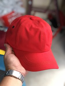 Nón mũ lưỡi trai màu đỏ tươi